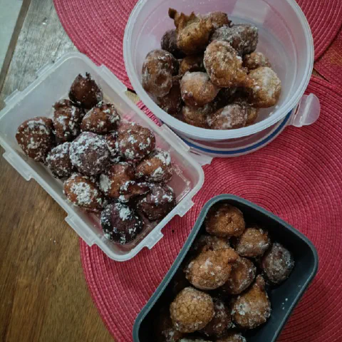 Gato bananes rolled in sugar and coconut