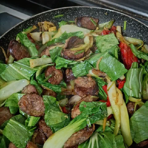 Saucisses la reynion ek bok choy